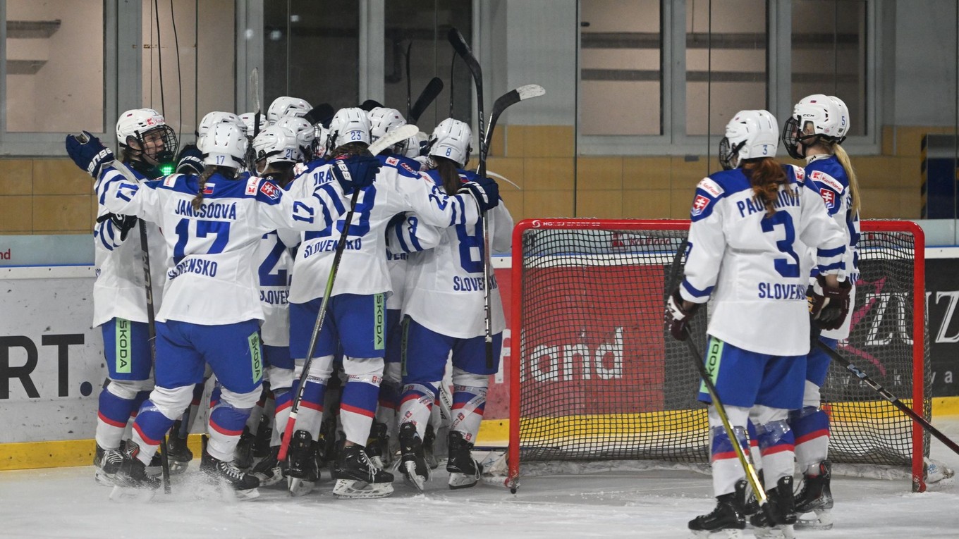 Hokejistky Slovenska sa tešia z výhry.
