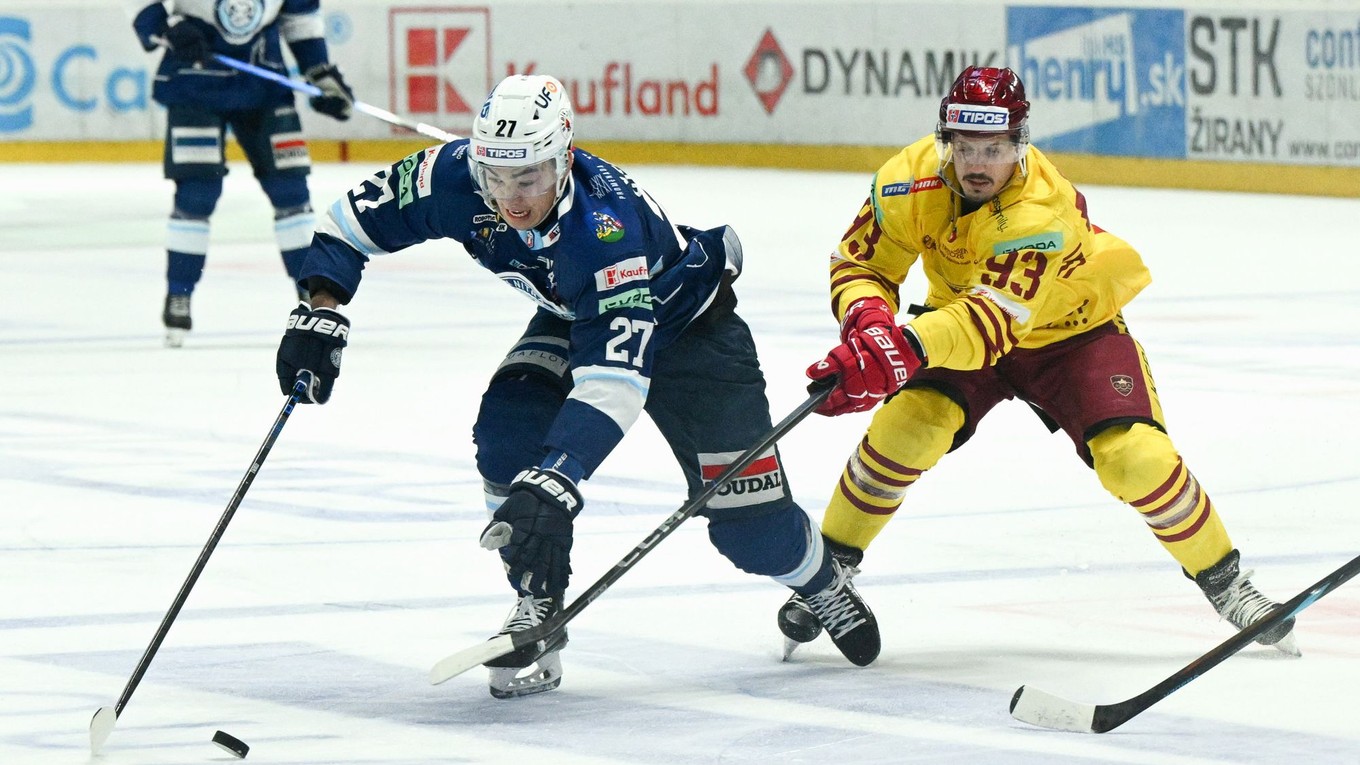 Sebastián Čederle (Nitra) a Juraj Bezúch (Trenčín) v zápase 44. kola hokejovej Tipos extraligy. 