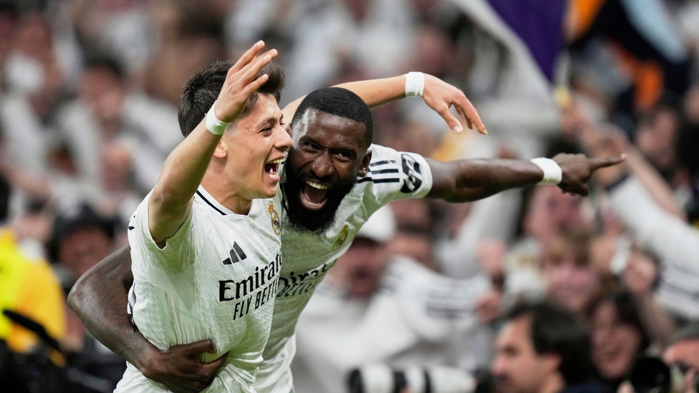 Futbalisti Realu Madrid Antonio Rüdiger (vpravo) a Arda Güler sa tešia z gólu v predĺžení.
