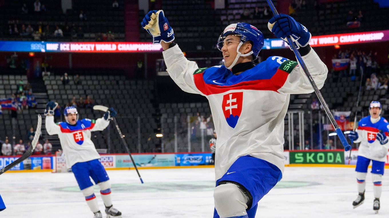 Sebastián Čederle oslavuje gól na MS v hokeji 2025. 