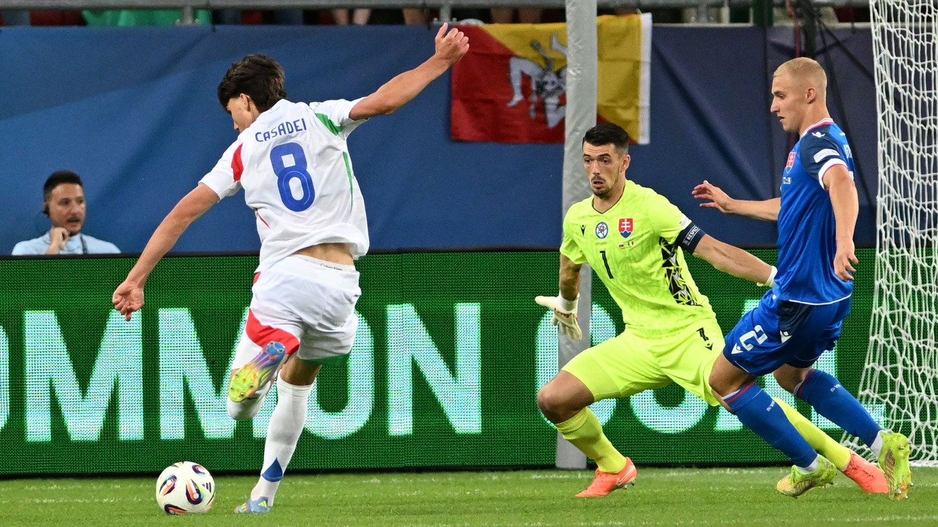 zľava futbalista Talianska Cesare Casadei, ktorý strieľa gól, prizerajú sa brankár a kapitán Slovenska Ľubomír Belko a hráč Slovenska Jakub Jakubko