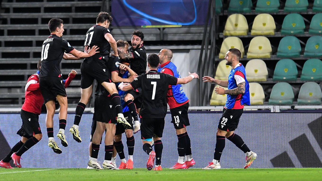 Nodar Lominadze sa so spoluhráčmi teší po strelenom góle v zápase Poľsko - Gruzínsko v skupine C na EURO U21 2025.