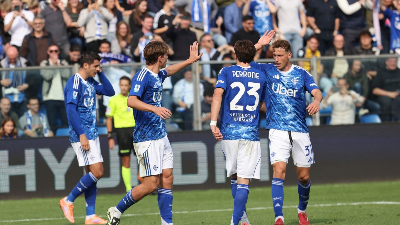 Futbalisti Coma oslavujú gól.