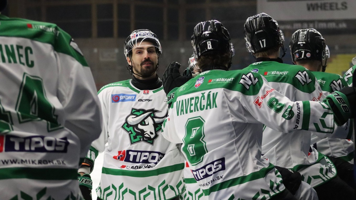 Hráči Nových Zámkov sa tešia z gólu.