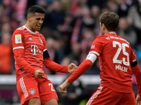 Futbalisti Bayernu Mníchov Joao Cancelo (vľavo) a Thomas Müller sa tešia po strelenom góle. 