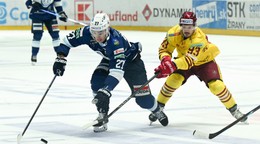 Sebastián Čederle (Nitra) a Juraj Bezúch (Trenčín) v zápase 44. kola hokejovej Tipos extraligy. 