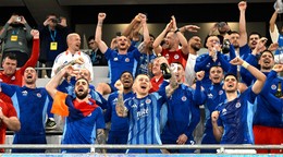 Hráči Slovana sa tešia zo zisku rekordného pätnásteho titulu v najvyššej slovenskej futbalovej súťaži 