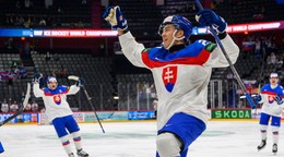 Sebastián Čederle oslavuje gól na MS v hokeji 2025. 