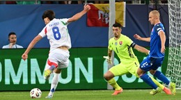 zľava futbalista Talianska Cesare Casadei, ktorý strieľa gól, prizerajú sa brankár a kapitán Slovenska Ľubomír Belko a hráč Slovenska Jakub Jakubko
