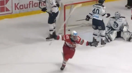 Miroslav Kalousek strieľa gól.