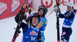 Mikaela Shiffrinová, Sara Hectorová a Paula Moltzanová v cieli obrovského slalomu