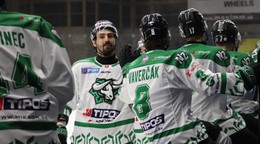 Hráči Nových Zámkov sa tešia z gólu.