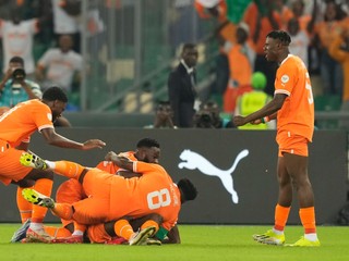 Futbalisti Pobrežia Slonoviny sa tešia z gólu na Africkom pohári národov 2023.