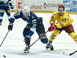 Sebastián Čederle (Nitra) a Juraj Bezúch (Trenčín) v zápase 44. kola hokejovej Tipos extraligy. 