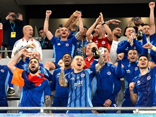 Hráči Slovana sa tešia zo zisku rekordného pätnásteho titulu v najvyššej slovenskej futbalovej súťaži 