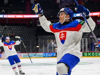 Sebastián Čederle oslavuje gól na MS v hokeji 2025. 