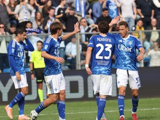 Futbalisti Coma oslavujú gól.