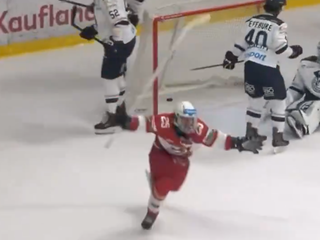 Miroslav Kalousek strieľa gól.