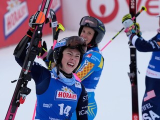 Mikaela Shiffrinová, Sara Hectorová a Paula Moltzanová v cieli obrovského slalomu