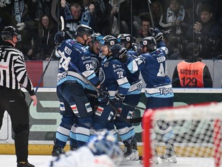 Radosť hráčov Nitry po strelení gólu.