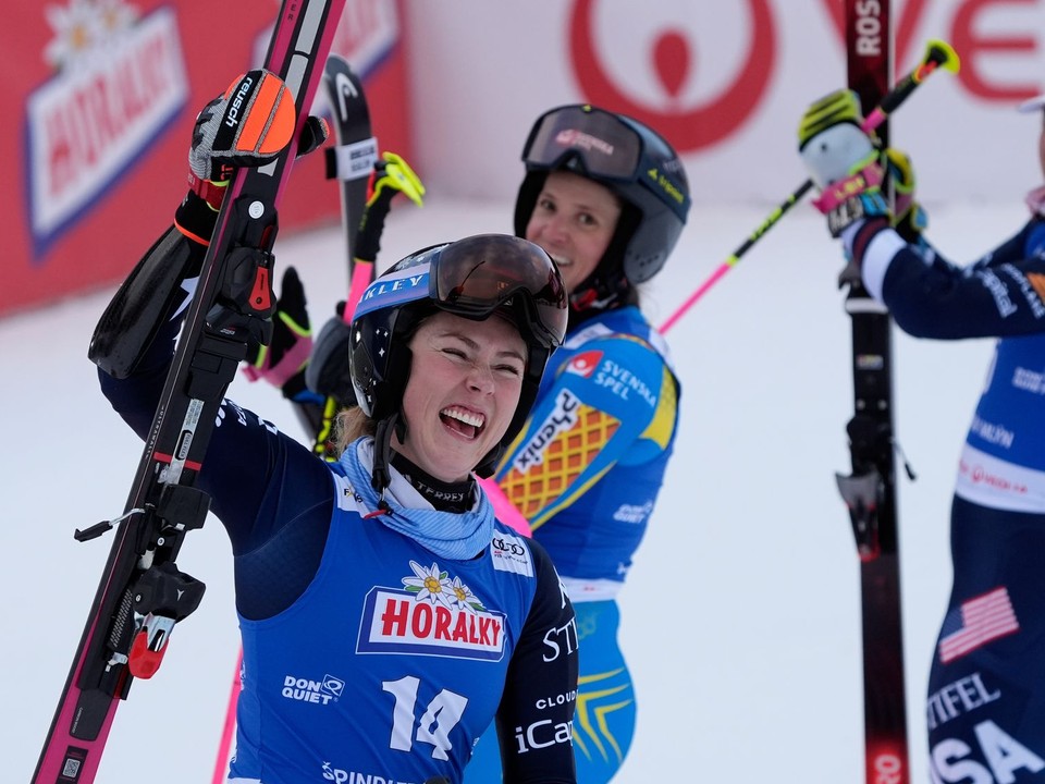 Mikaela Shiffrinová, Sara Hectorová a Paula Moltzanová v cieli obrovského slalomu