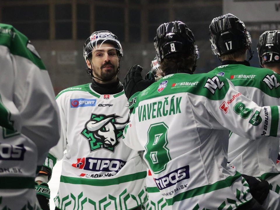 Hráči Nových Zámkov sa tešia z gólu.