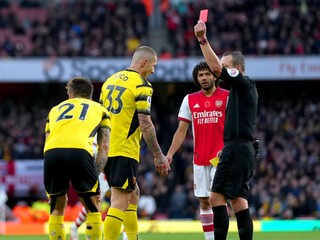 Juraj Kucka dostáva červenú kartu v zápase proti Arsenalu. 