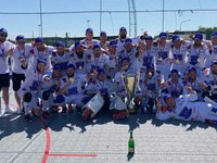 Hokejbalisti HBK PROTEF Považská Bystrica s majstrovskou trofejou.