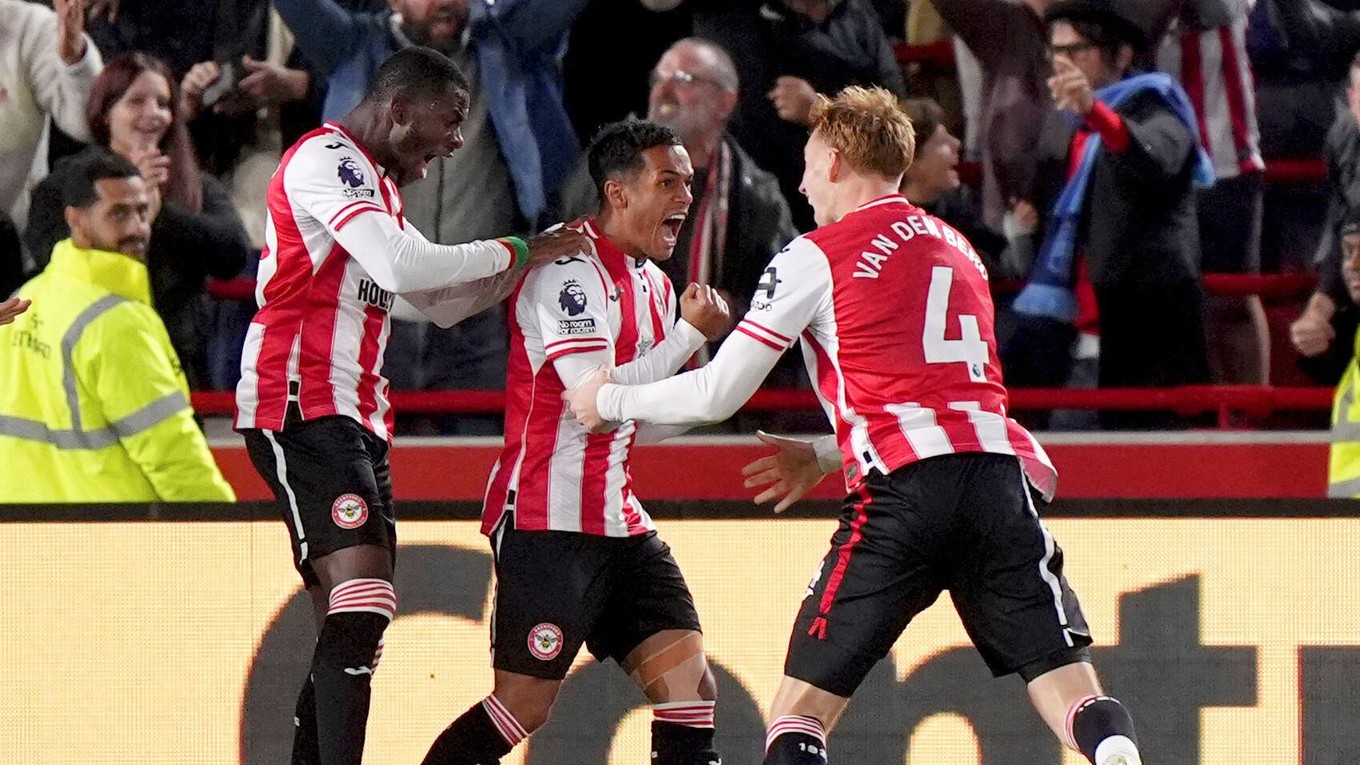 Fabio Carvalho sa teší z vyrovnávajúceho gólu v 4. kole Premier League proti Chelsea.