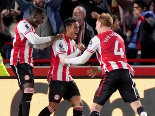 Fabio Carvalho sa teší z vyrovnávajúceho gólu v 4. kole Premier League proti Chelsea.