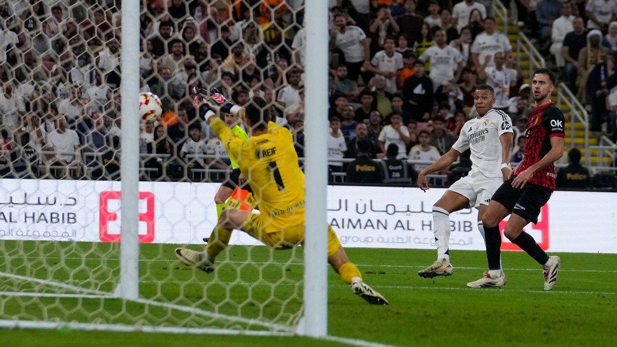 Brankár Dominik Greif kryje strelu, ktorú vyslal Kylian Mbappé v zápase Real Madrid - RCD Mallorca v semifinále španielskeho Superpohára v Saudskej Arábii.