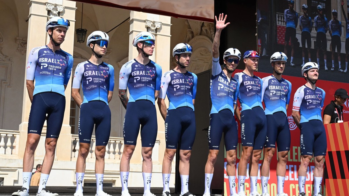 Cyklisti tímu Israel - Premier Tech počas prezentácie pred začiatkom Vuelty 2025.