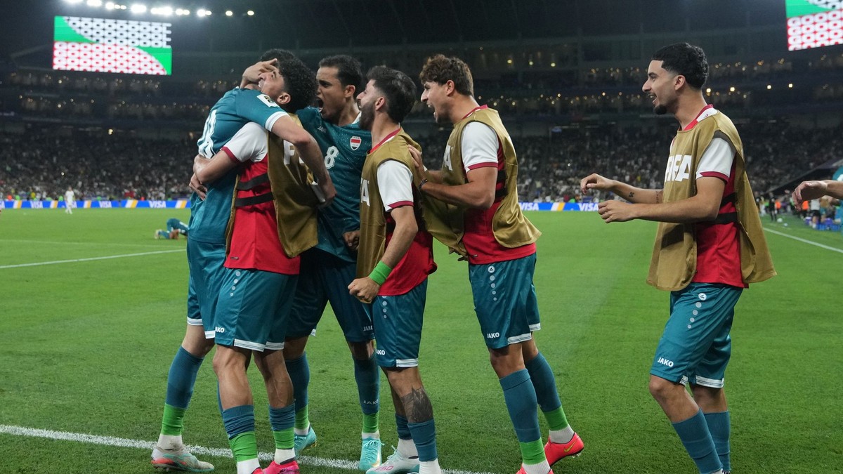 Futbalisti Iraku oslavujú gól.