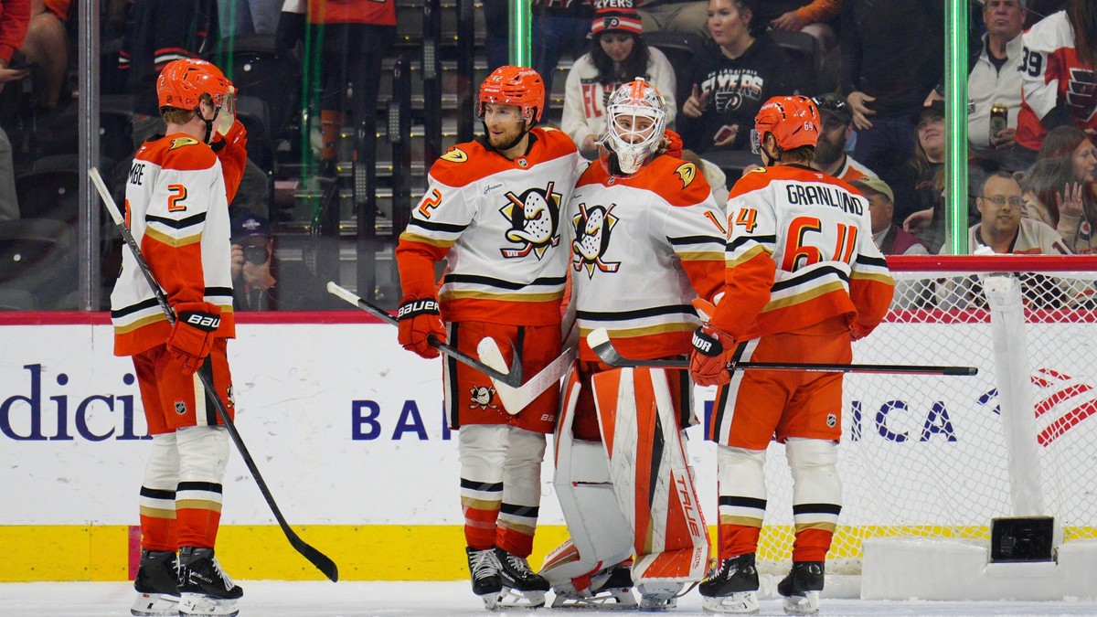 Hokejisti Anaheim Ducks oslavujú triumf.