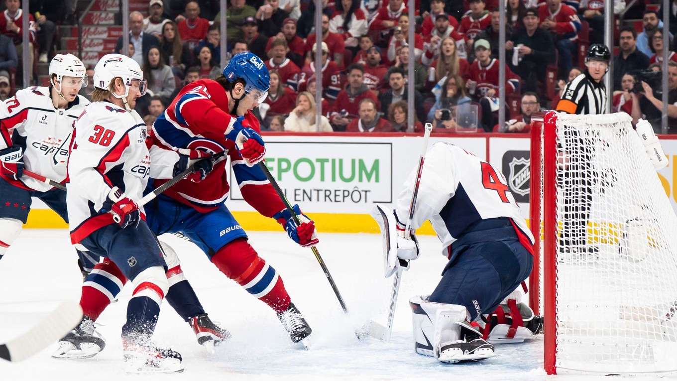 Juraj Slafkovský (v strede) v zápase 1. kola play-off NHL Montreal Canadiens - Washington Capitals.