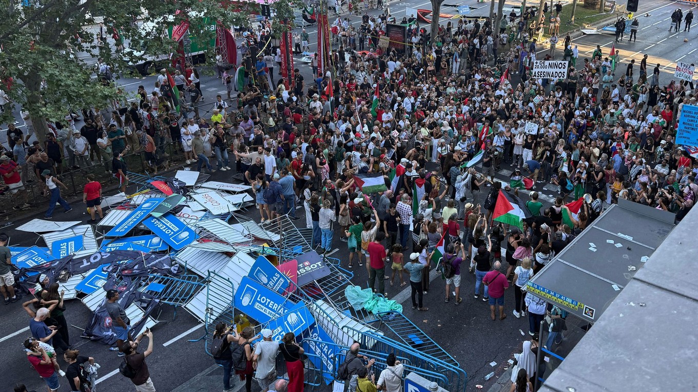 Propalestínske demonštrácie v Madride spôsobili ukončenie 21. etapy na Vuelta a Espaňa 2025.