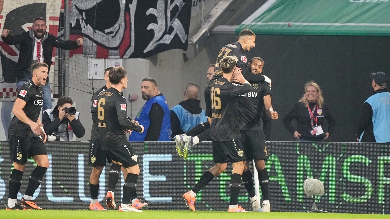 Josha Vagnoman oslavuje druhý gól Stuttgartu proti 1. FC Kolín.