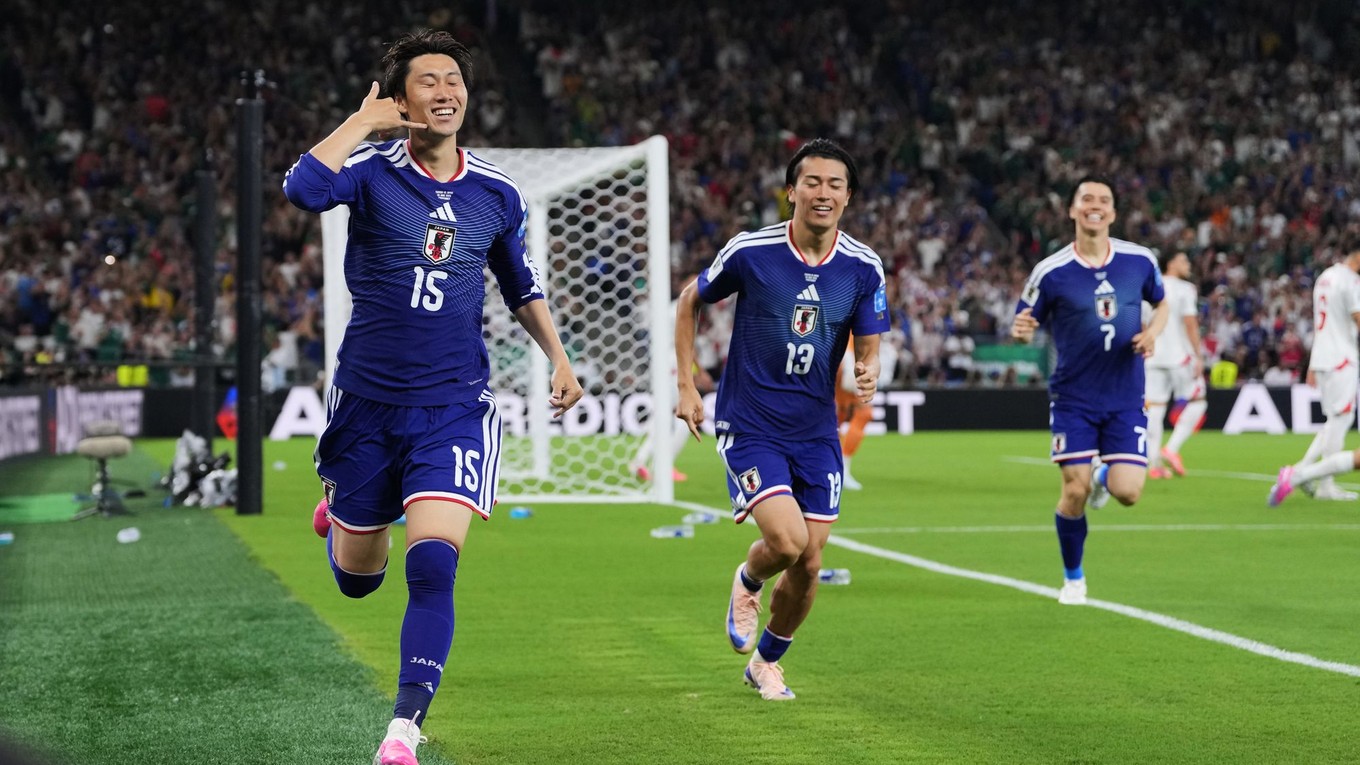 Japonský futbalista Daichi Kamada (15) oslavuje strelenie prvého gólu svojho tímu proti Tunisku.