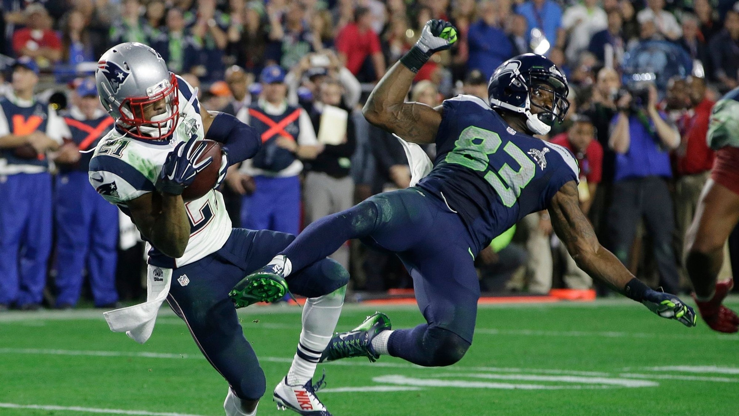 Hráč tímu New England Patriots Malcolm Butler zachytáva loptu v závere Super Bowlu 2015. 