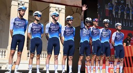 Cyklisti tímu Israel - Premier Tech počas prezentácie pred začiatkom Vuelty 2025.