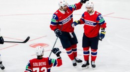 Hokejisti Nórska Jacob Berglund (vpravo), Stian Solberg a Andreas Martinsen (uprostred) sa radujú z Berglundového gólu.