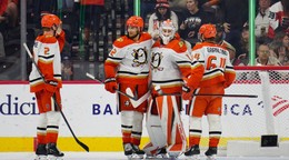Hokejisti Anaheim Ducks oslavujú triumf.