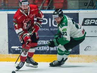 Na snímke zľava Max Gerlach (Prešov) a Tomáš Mikúš (Nové Zámky) počas zápasu 37. kola hokejovej Tipos Extraligy.