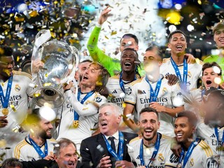 Futbalisti Realu Madrid s trofejou pre víťaza Ligy majstrov.