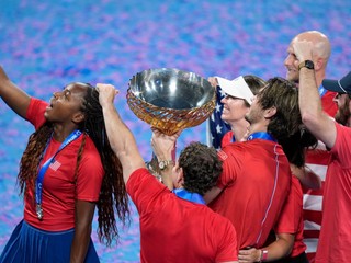 Coco Gauffová (vľavo) spolu s americkým tímom po triumfe na turnaji United Cup 2025.