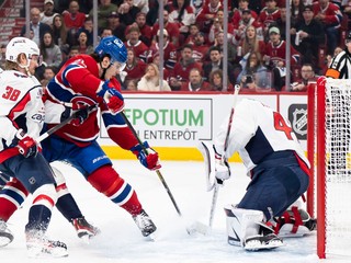 Juraj Slafkovský (v strede) v zápase 1. kola play-off NHL Montreal Canadiens - Washington Capitals.