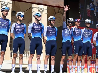 Cyklisti tímu Israel - Premier Tech počas prezentácie pred začiatkom Vuelty 2025.