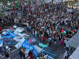 Propalestínske demonštrácie v Madride spôsobili ukončenie 21. etapy na Vuelta a Espaňa 2025.