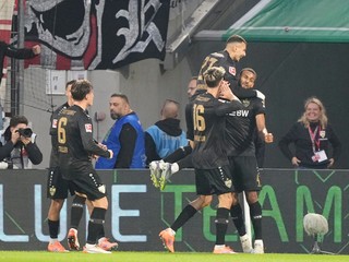 Josha Vagnoman oslavuje druhý gól Stuttgartu proti 1. FC Kolín.