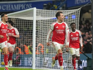 Radosť hráčov Arsenalu po góle proti Chelsea.